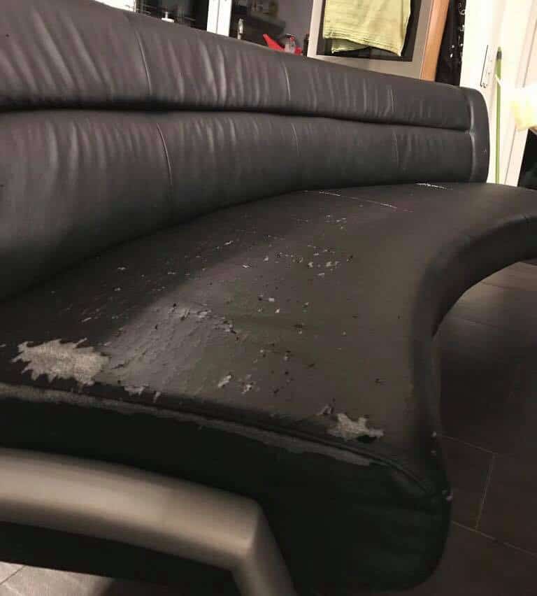 Eckbank mit gebrauchten Spuren