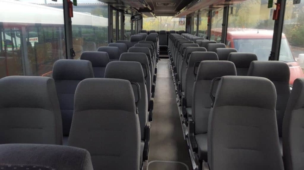 Reisebus Sitzen von vorne
