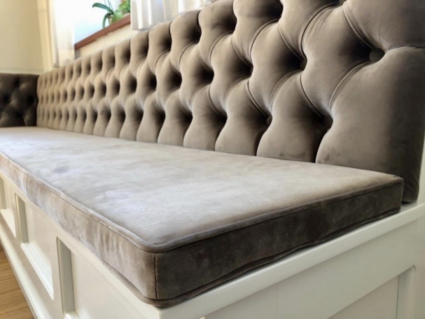 Eckbank aus weiße Holz und beige Stoff