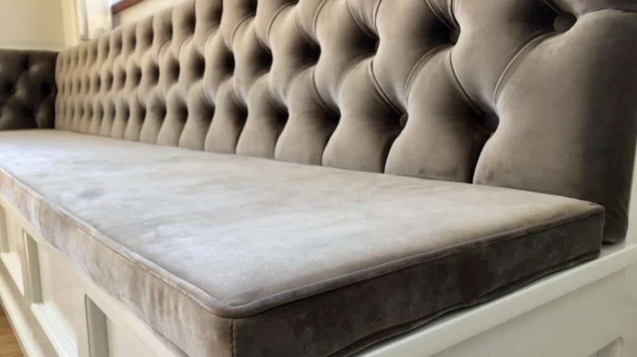 Eckbank aus weiße Holz und beige Stoff