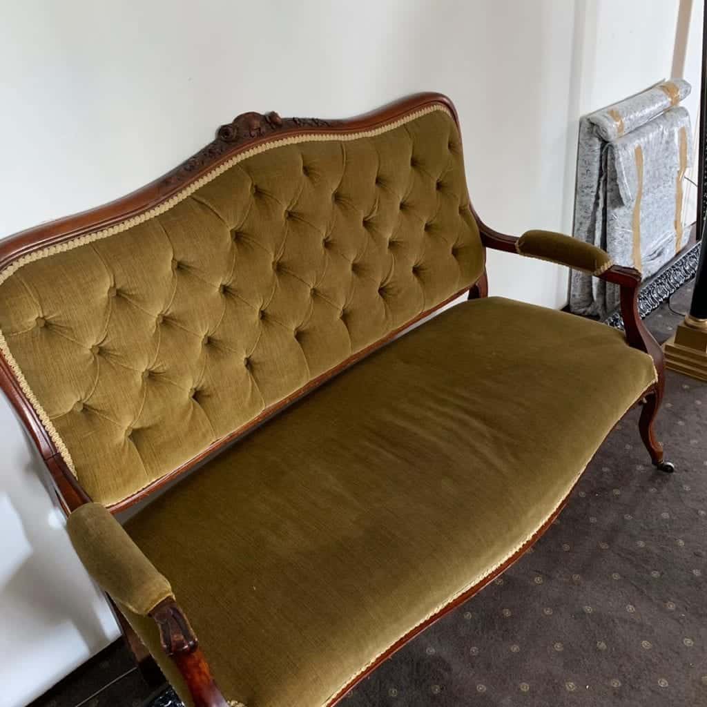 Alte schmutzige Sofa