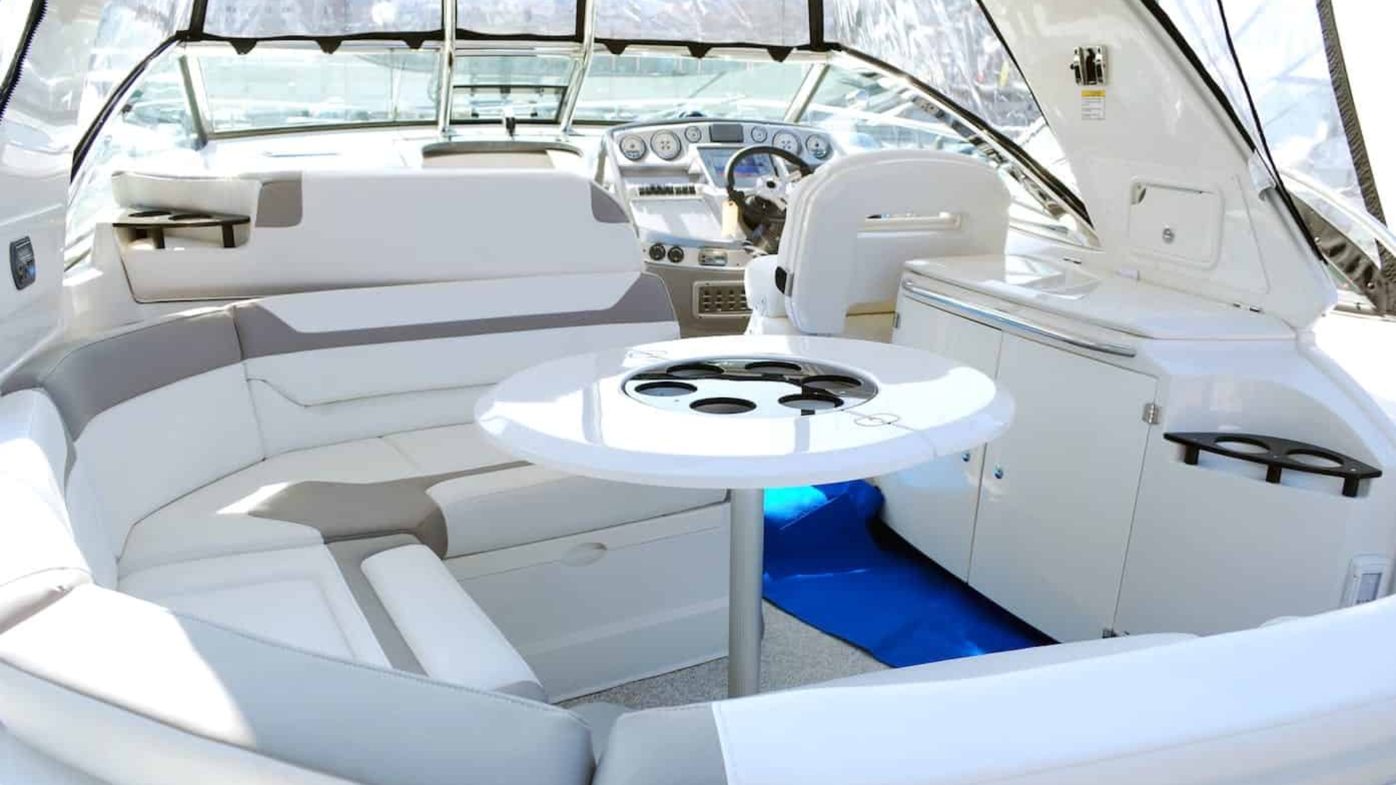 Yacht-Inneneinrichtung mit Tisch