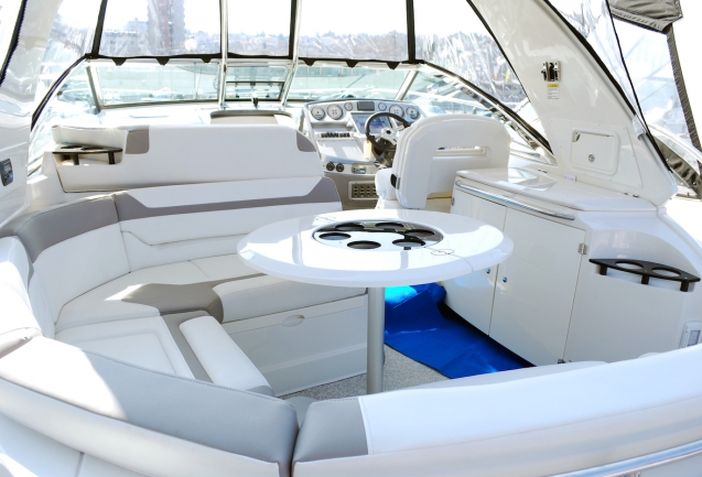 Yacht-Inneneinrichtung mit Tisch