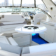 Yacht-Inneneinrichtung mit Tisch