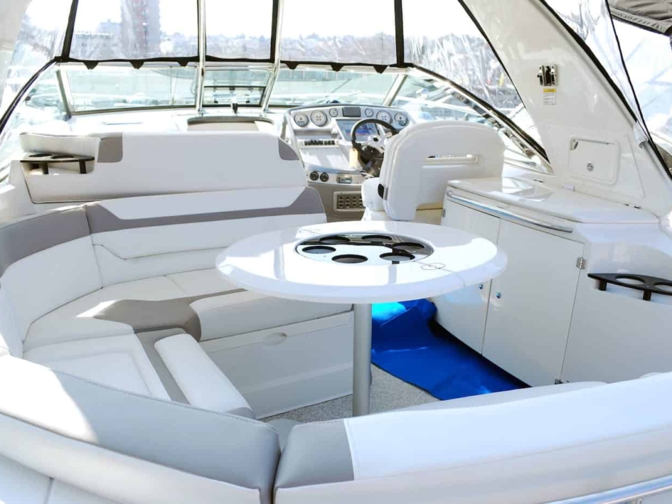 Yacht-Inneneinrichtung mit Tisch