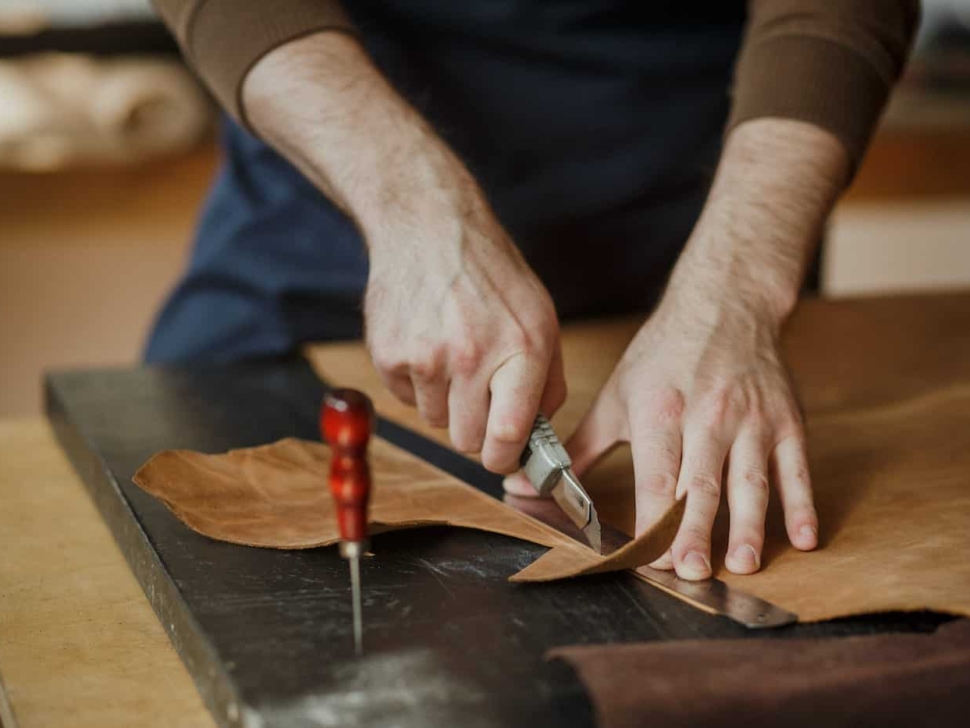 Nahaufnahme. Polstermeister arbeiten mit dem Leder.
