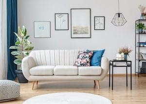 Sofa im Wohnzimmer-Interieur