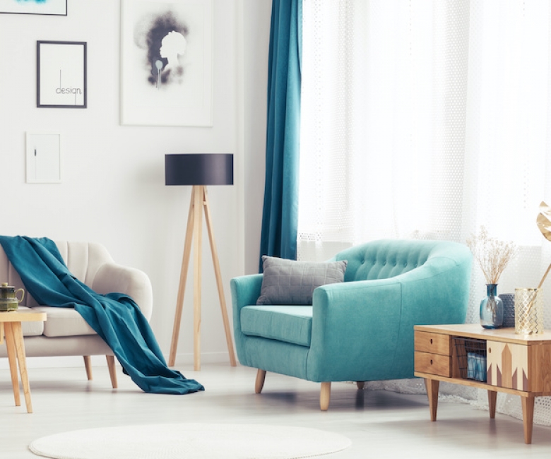 Wohnzimmer mit blauem Sessel
