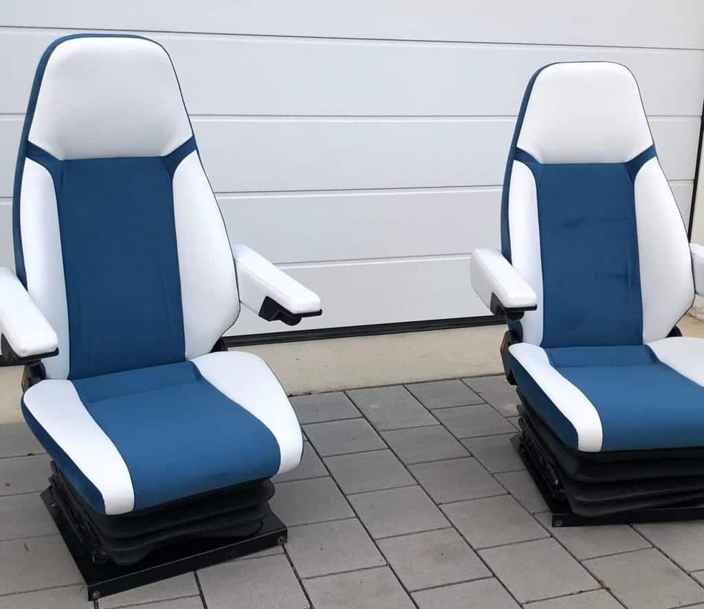 Wohnwagen Sitze in blau und weiß