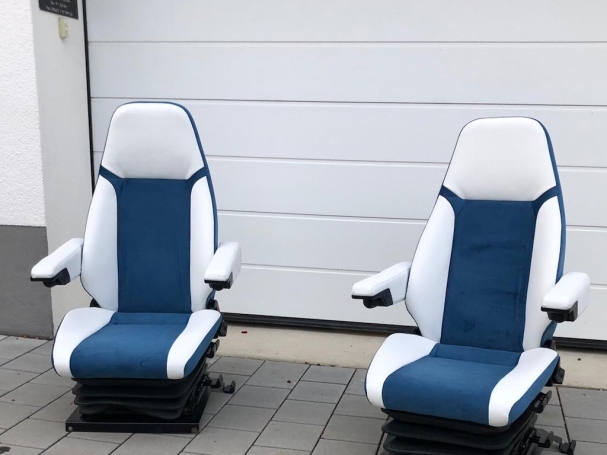 Wohnwagen Sitze in blau und weiß