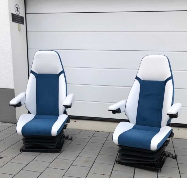 Wohnwagen Sitze in blau und weiß