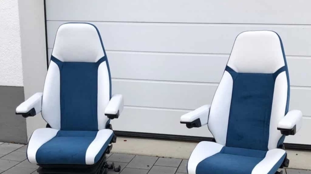 Wohnwagen Sitze in blau und weiß