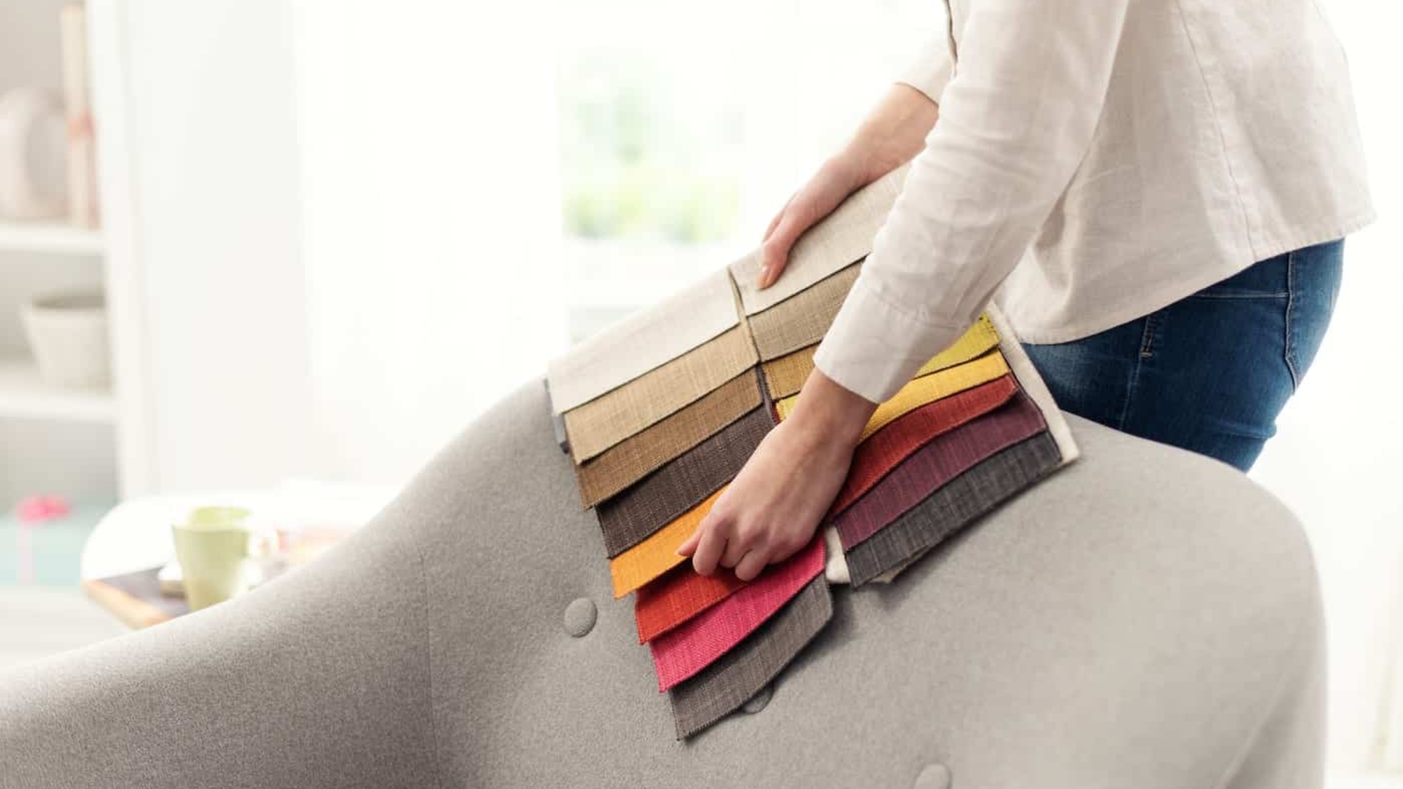 Professioneller Dekorateur, der die beste Polsterung für den Sessel auswählt