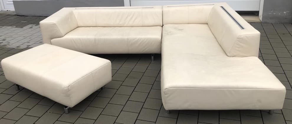 Alte Sofa in creme Farbe