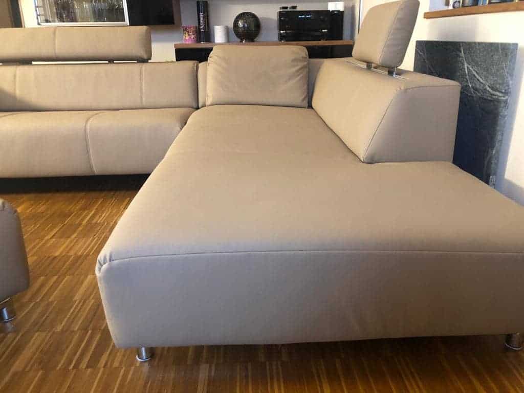 Ledersofa in beige Farbe