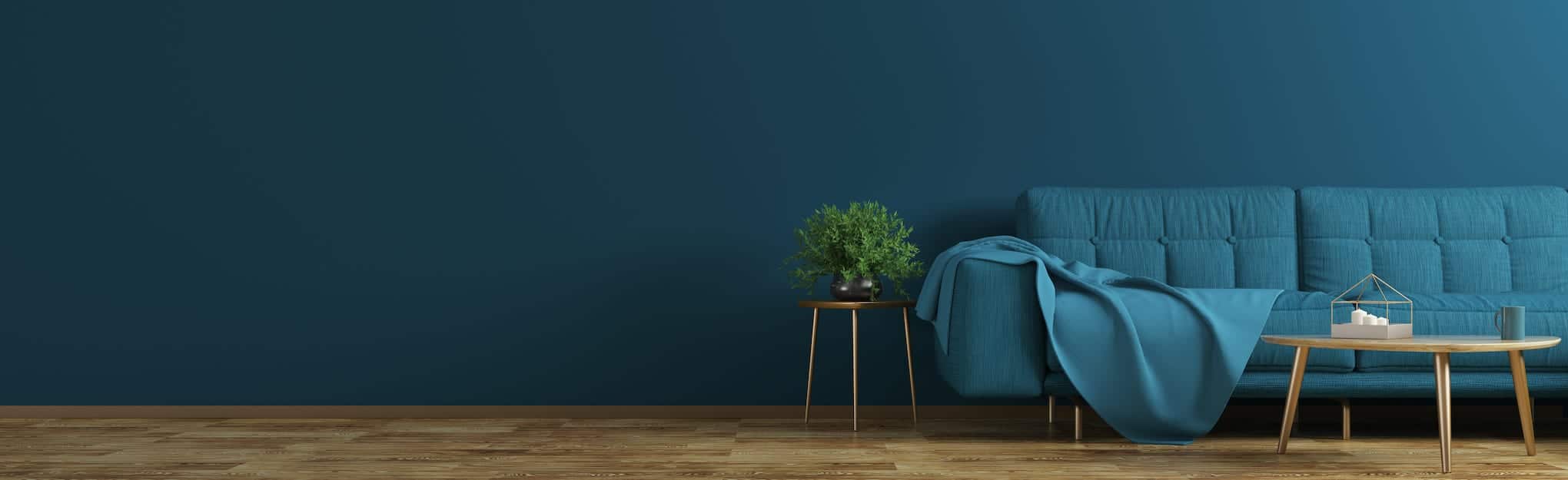 Interieur des Wohnzimmers mit blauem Sofa, hölzernem Couchtisch