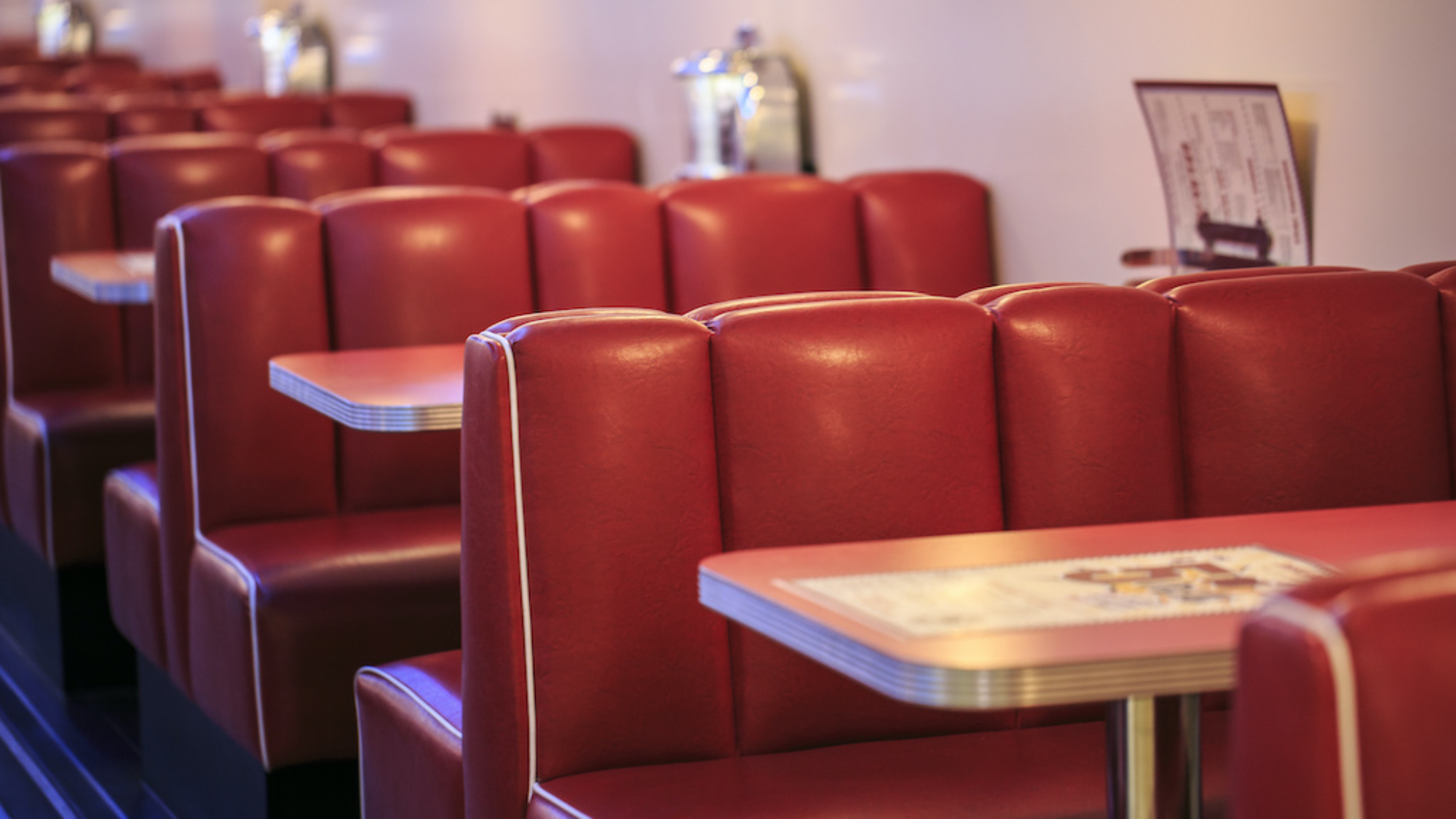 Rote Sitze in einem amerikanischen Restaurant
