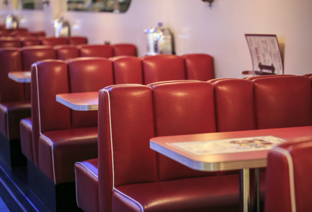 Rote Sitze in einem amerikanischen Restaurant
