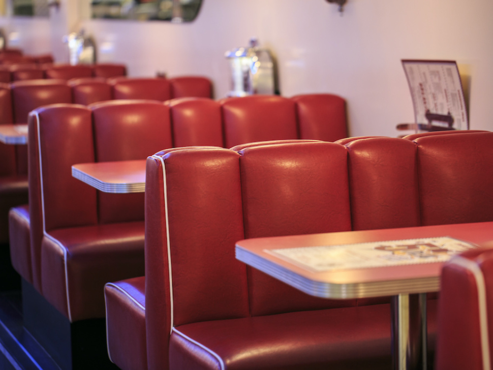 Rote Sitze in einem amerikanischen Restaurant