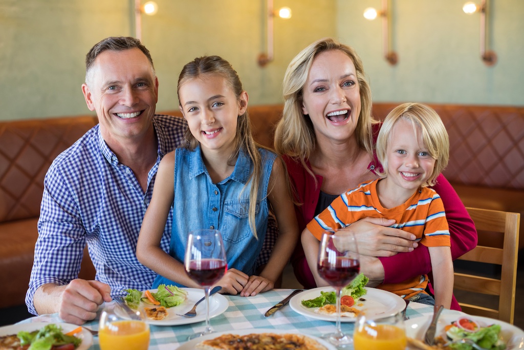 Porträt einer fröhlichen Familie im Restaurant