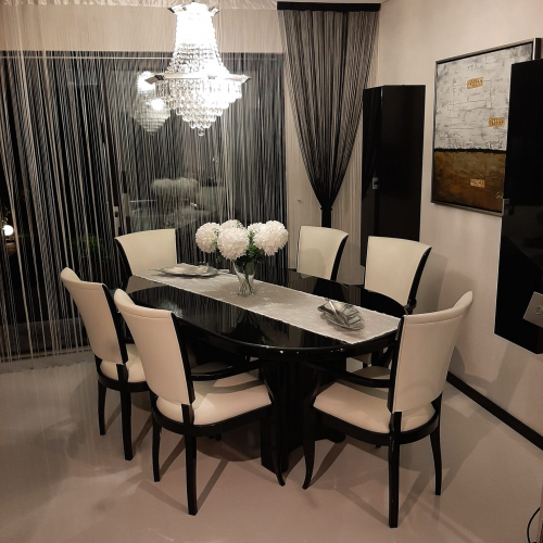 EIn Esszimmer mit einem Tisch und 6 Stück Stühlen aus echtem Leder