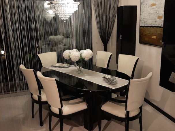 EIn Esszimmer mit einem Tisch und 6 Stück Stühlen aus echtem Leder