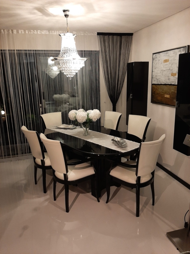 EIn Esszimmer mit einem Tisch und 6 Stück Stühlen aus echtem Leder