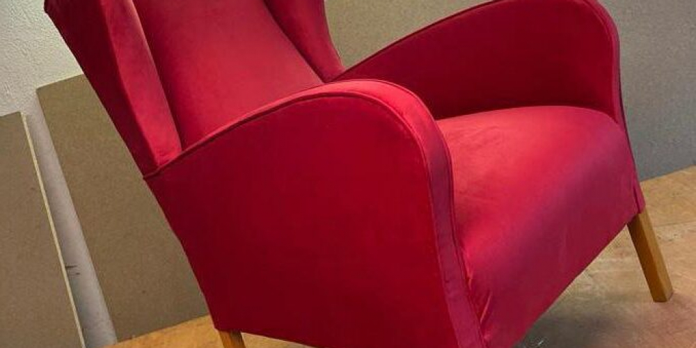 Neuer gepolsterter Sessel in Rot