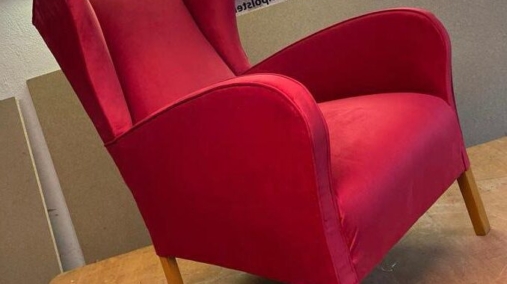 Neuer gepolsterter Sessel in Rot