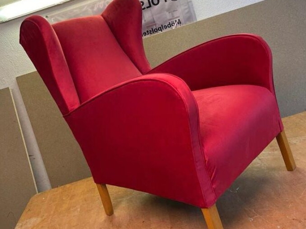 Neuer gepolsterter Sessel in Rot