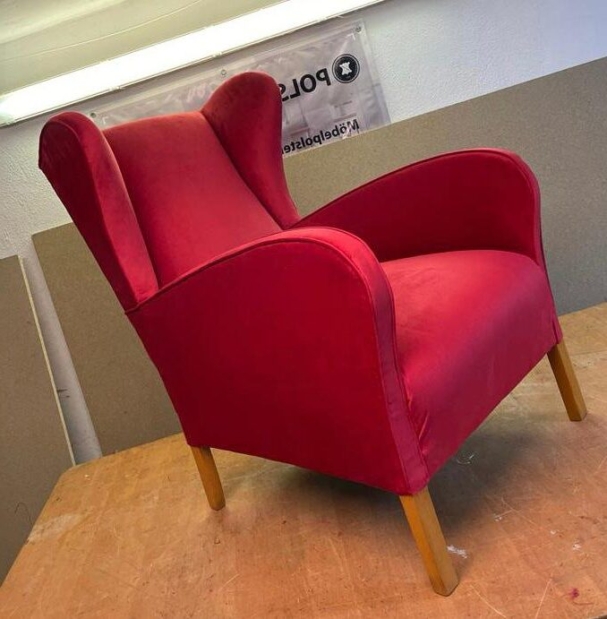 Neuer gepolsterter Sessel in Rot