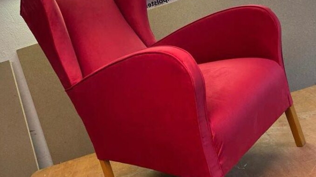 Neuer gepolsterter Sessel in Rot